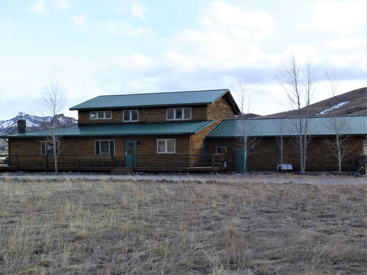 Yellowstone Cutthroat Guest Ranch Hotel Wapiti Room photo