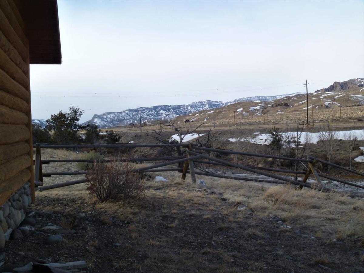 Yellowstone Cutthroat Guest Ranch Hotel Wapiti Room photo